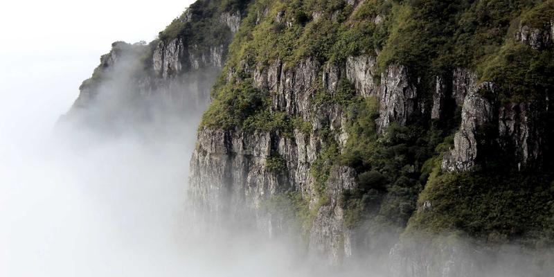 智煌石材：揭秘大型石材荒料从矿山到工地的精密旅程，物流与现场管理如何成就完美安装