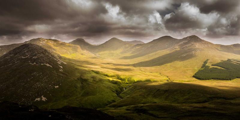 智煌石材深度解析:板岩的层理密码,如何成就屋顶瓦片与景观步道的非凡之美