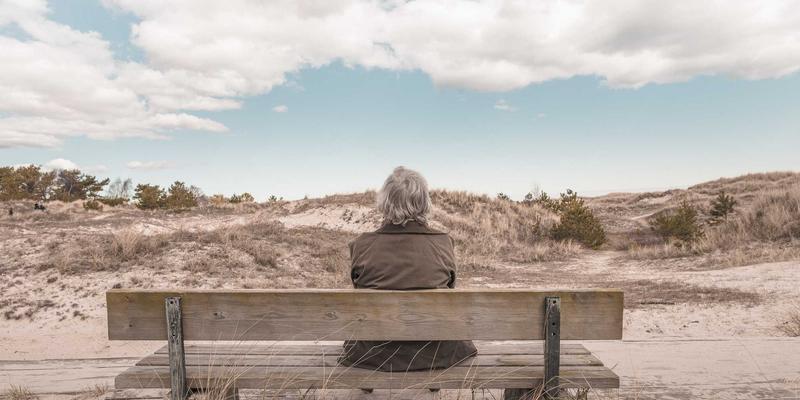 智煌石材深度解析：石英石与人造石，谁才是工程装饰的王者？